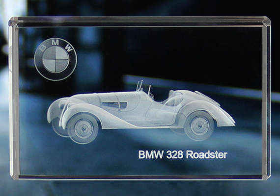 Verschiedene historische und aktuelle BMW Modelle als 3D Glasinnengravur in beeindruckend fotorealistischer Qualität, im Standardkristall (durchsichtig) oder Premium mit schwarzer Glasrückseite. Ebenfalls zahlreiche Keyrings mit 3D Glasinnengravur verfügbar.